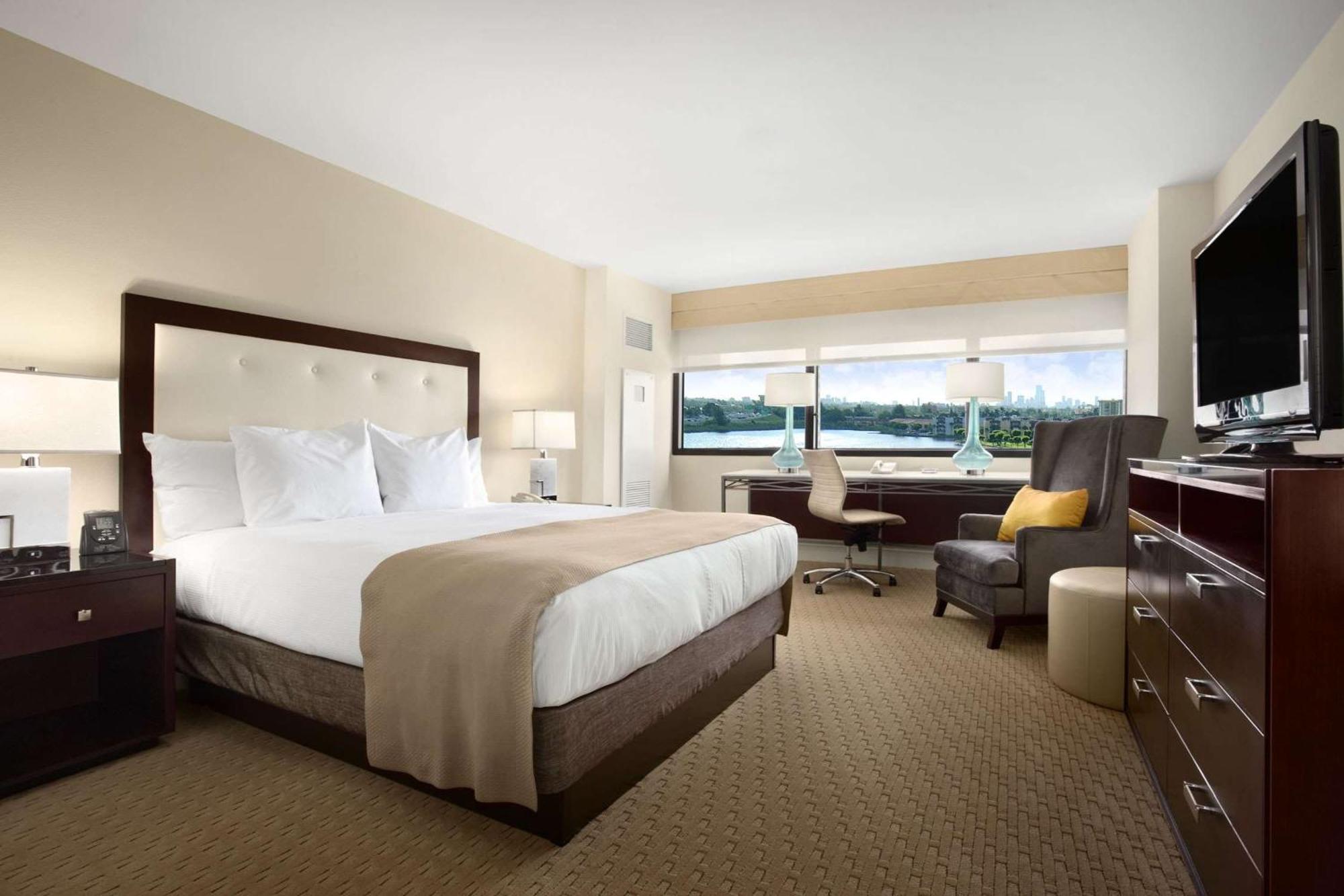 Hilton Miami Airport Blue Lagoon Miami Springs Bagian luar foto